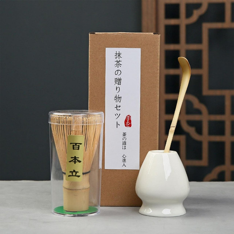 ست ابزار ماچا شامل چاسن بامبو ، چاشاکو چوبی و استند سرامیکی سفید مناسب آمادهسازی چای ماچا