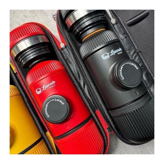 نمای نزدیک اسپرسوساز پرتابل لوواک در رنگهای قرمز و مشکی داخل کیف